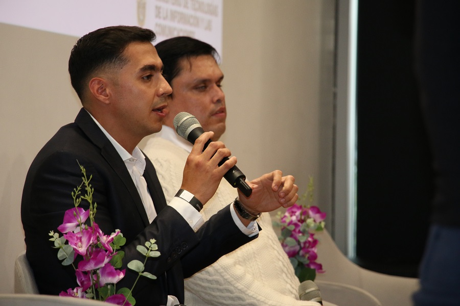 Fotografía : Carlos Andrés Castro y Cristian Montaño de MinTIC exponen sobre los proyectos incluyentes del Ministerio. Fotografía : Carlos Andrés Castro y Cristian Montaño de MinTIC exponen sobre los proyectos incluyentes del Ministerio.